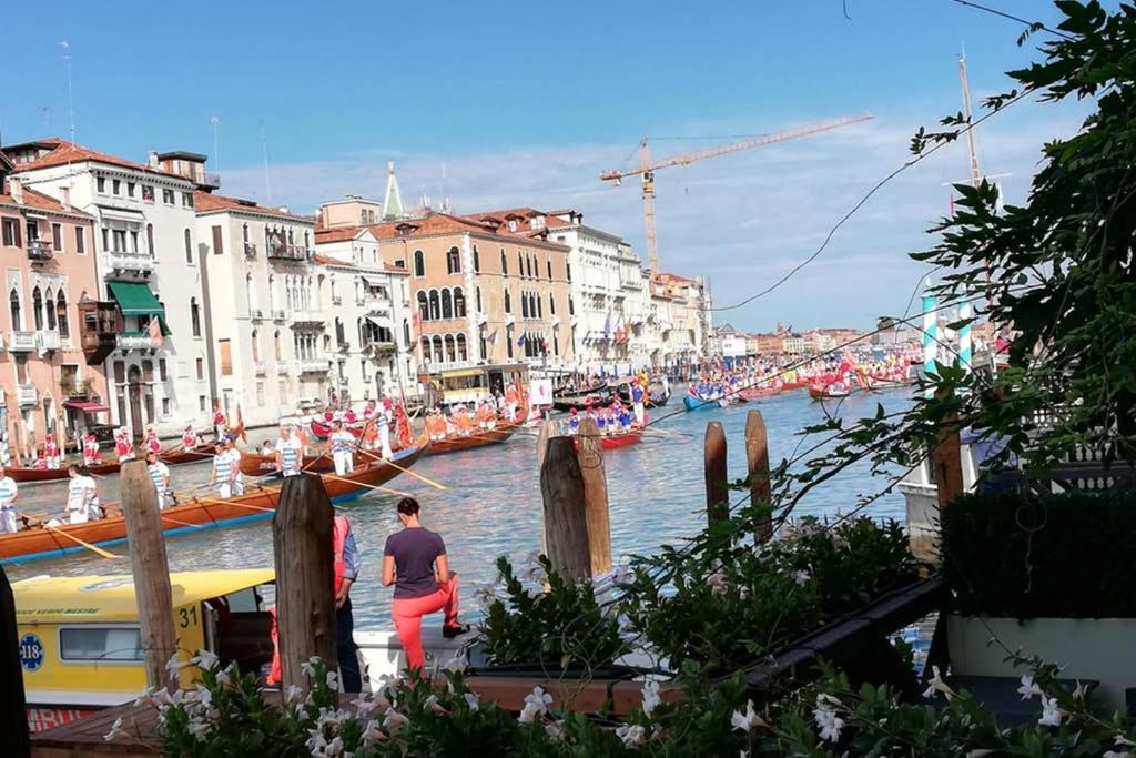 Grand Canal Next To Guggenheim Venice Exterior photo
