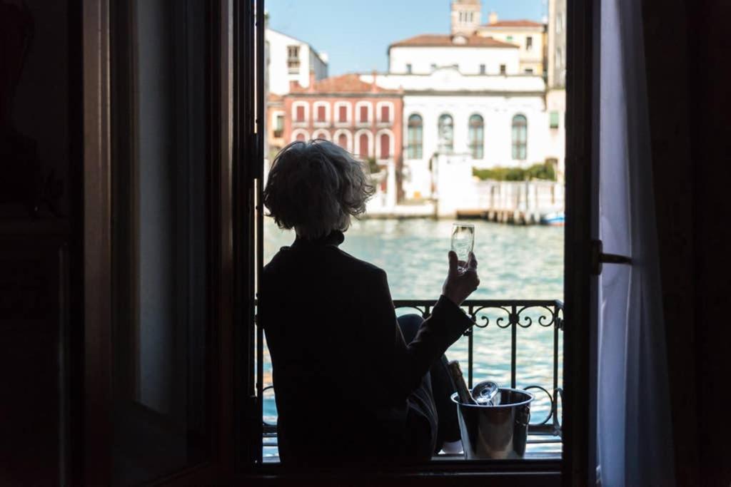 Grand Canal Next To Guggenheim Venice Exterior photo