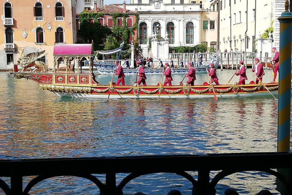 Grand Canal Next To Guggenheim Venice Exterior photo